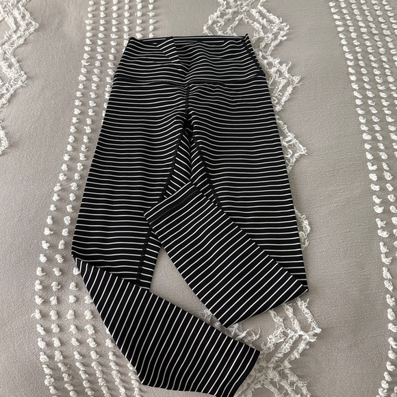 Lululemon Black and White Striped leggings 25 inch - Picture 2 of 3